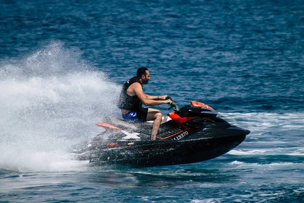 Limassol Chipre Junio 2020 Vista Personas Identificadas Haciendo Jetski Frente —  Fotos de Stock