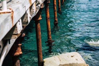 Limasol Kıbrıs 7 Haziran 2020 'de yenilenmiş ahşap iskele uzantıları insanların öğleden sonra Limasol gezinti güvertesinde deniz üzerinde yürümelerine olanak sağlıyor.