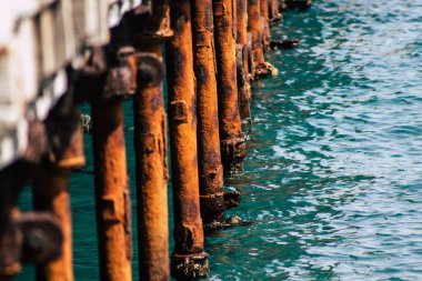 Limasol Kıbrıs 7 Haziran 2020 'de yenilenmiş ahşap iskele uzantıları insanların öğleden sonra Limasol gezinti güvertesinde deniz üzerinde yürümelerine olanak sağlıyor.