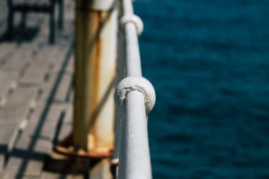 Limasol Kıbrıs 7 Haziran 2020 'de yenilenmiş ahşap iskele uzantıları insanların öğleden sonra Limasol gezinti güvertesinde deniz üzerinde yürümelerine olanak sağlıyor.