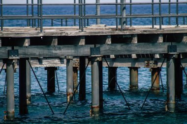 Limasol Kıbrıs 7 Haziran 2020 'de yenilenmiş ahşap iskele uzantıları insanların öğleden sonra Limasol gezinti güvertesinde deniz üzerinde yürümelerine olanak sağlıyor.