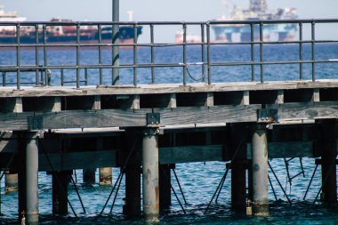 Limasol Kıbrıs 7 Haziran 2020 'de yenilenmiş ahşap iskele uzantıları insanların öğleden sonra Limasol gezinti güvertesinde deniz üzerinde yürümelerine olanak sağlıyor.