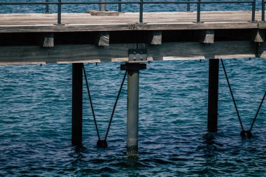 Limasol Kıbrıs 7 Haziran 2020 'de yenilenmiş ahşap iskele uzantıları insanların öğleden sonra Limasol gezinti güvertesinde deniz üzerinde yürümelerine olanak sağlıyor.