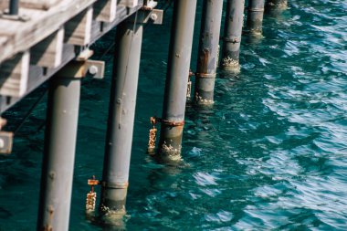 Limasol Kıbrıs 7 Haziran 2020 'de yenilenmiş ahşap iskele uzantıları insanların öğleden sonra Limasol gezinti güvertesinde deniz üzerinde yürümelerine olanak sağlıyor.
