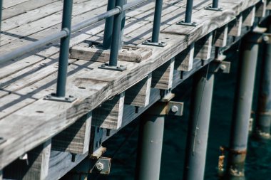 Limasol Kıbrıs 7 Haziran 2020 'de yenilenmiş ahşap iskele uzantıları insanların öğleden sonra Limasol gezinti güvertesinde deniz üzerinde yürümelerine olanak sağlıyor.