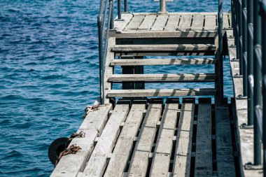 Limasol Kıbrıs 7 Haziran 2020 'de yenilenmiş ahşap iskele uzantıları insanların öğleden sonra Limasol gezinti güvertesinde deniz üzerinde yürümelerine olanak sağlıyor.