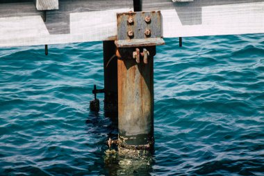 Limasol Kıbrıs 7 Haziran 2020 'de yenilenmiş ahşap iskele uzantıları insanların öğleden sonra Limasol gezinti güvertesinde deniz üzerinde yürümelerine olanak sağlıyor.