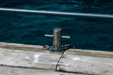 Limasol Kıbrıs 7 Haziran 2020 'de yenilenmiş ahşap iskele uzantıları insanların öğleden sonra Limasol gezinti güvertesinde deniz üzerinde yürümelerine olanak sağlıyor.