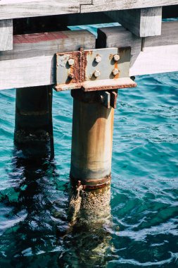 Limasol Kıbrıs 7 Haziran 2020 'de yenilenmiş ahşap iskele uzantıları insanların öğleden sonra Limasol gezinti güvertesinde deniz üzerinde yürümelerine olanak sağlıyor.