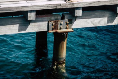 Limasol Kıbrıs 7 Haziran 2020 'de yenilenmiş ahşap iskele uzantıları insanların öğleden sonra Limasol gezinti güvertesinde deniz üzerinde yürümelerine olanak sağlıyor.