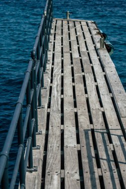Limasol Kıbrıs 7 Haziran 2020 'de yenilenmiş ahşap iskele uzantıları insanların öğleden sonra Limasol gezinti güvertesinde deniz üzerinde yürümelerine olanak sağlıyor.