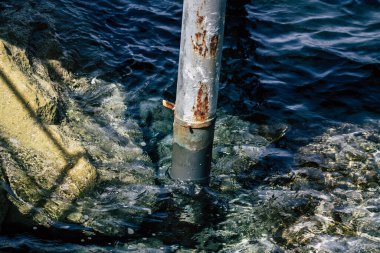 Limasol Kıbrıs 7 Haziran 2020 'de yenilenmiş ahşap iskele uzantıları insanların öğleden sonra Limasol gezinti güvertesinde deniz üzerinde yürümelerine olanak sağlıyor.