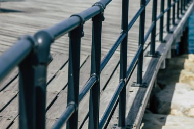 Limasol Kıbrıs 7 Haziran 2020 'de yenilenmiş ahşap iskele uzantıları insanların öğleden sonra Limasol gezinti güvertesinde deniz üzerinde yürümelerine olanak sağlıyor.