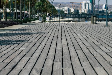 Limasol Kıbrıs 7 Haziran 2020 'de yenilenmiş ahşap iskele uzantıları insanların öğleden sonra Limasol gezinti güvertesinde deniz üzerinde yürümelerine olanak sağlıyor.