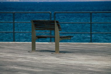 Limasol Kıbrıs 7 Haziran 2020 'de yenilenmiş ahşap iskele uzantıları insanların öğleden sonra Limasol gezinti güvertesinde deniz üzerinde yürümelerine olanak sağlıyor.