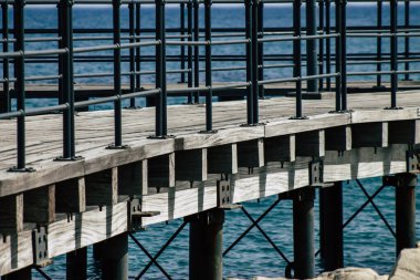 Limasol Kıbrıs 7 Haziran 2020 'de yenilenmiş ahşap iskele uzantıları insanların öğleden sonra Limasol gezinti güvertesinde deniz üzerinde yürümelerine olanak sağlıyor.