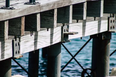 Limasol Kıbrıs 7 Haziran 2020 'de yenilenmiş ahşap iskele uzantıları insanların öğleden sonra Limasol gezinti güvertesinde deniz üzerinde yürümelerine olanak sağlıyor.