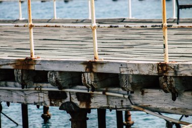 Limasol Kıbrıs 7 Haziran 2020 'de yenilenmiş ahşap iskele uzantıları insanların öğleden sonra Limasol gezinti güvertesinde deniz üzerinde yürümelerine olanak sağlıyor.