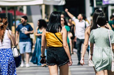Kıbrıs Rum Kesimi 07 Haziran 2020 Kıbrıs Rum Kesimi 'nin Limasol adasındaki deniz kenarında yürüyen kimliği belirsiz kızların görüntüsü