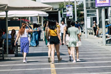 Kıbrıs Rum Kesimi 07 Haziran 2020 Kıbrıs Rum Kesimi 'nin Limasol adasındaki deniz kenarında yürüyen kimliği belirsiz kızların görüntüsü