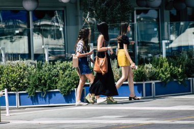 Kıbrıs Rum Kesimi 07 Haziran 2020 Kıbrıs Rum Kesimi 'nin Limasol adasındaki deniz kenarında yürüyen kimliği belirsiz kızların görüntüsü