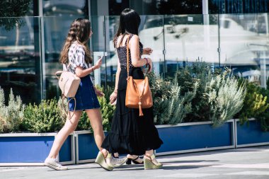 Kıbrıs Rum Kesimi 07 Haziran 2020 Kıbrıs Rum Kesimi 'nin Limasol adasındaki deniz kenarında yürüyen kimliği belirsiz kızların görüntüsü