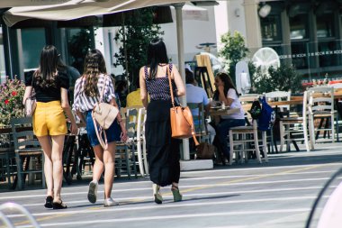 Kıbrıs Rum Kesimi 07 Haziran 2020 Kıbrıs Rum Kesimi 'nin Limasol adasındaki deniz kenarında yürüyen kimliği belirsiz kızların görüntüsü