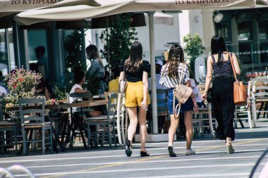 Kıbrıs Rum Kesimi 07 Haziran 2020 Kıbrıs Rum Kesimi 'nin Limasol adasındaki deniz kenarında yürüyen kimliği belirsiz kızların görüntüsü