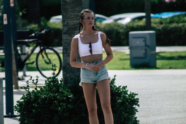 Kıbrıs Rum Kesimi 07 Haziran 2020 Kıbrıs Rum Kesimi 'nin Limasol adasındaki deniz kenarında yürüyen kimliği belirsiz kızların görüntüsü