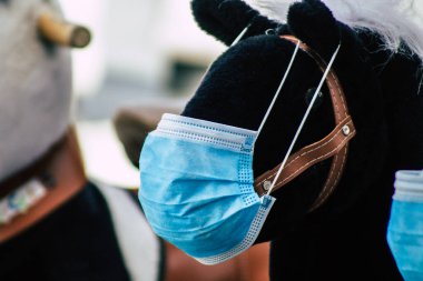 Limasol Cyprus 07 Haziran 2020 Yüz maskeli Inline Horses manzarası, Sallanan atla gençleri eğlendirmek için harika oyuncaklar eski Limasol limanında yürümeleri öğretildi.