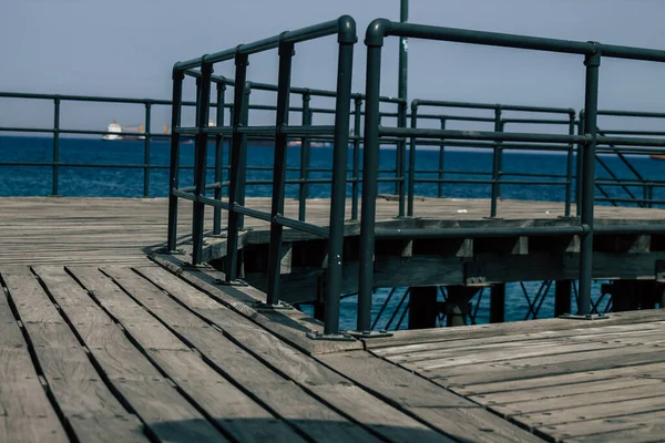 2020年6月7日 塞浦路斯利马索尔 Limassol Cyprus 经过翻新的木制码头扩建 允许人们下午在利马索尔长廊的海面上行走 — 图库照片