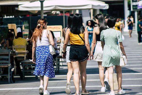 Limassol Kypr Červen 2020 Pohled Neidentifikované Dívky Kráčející Nábřežní Promenádě — Stock fotografie