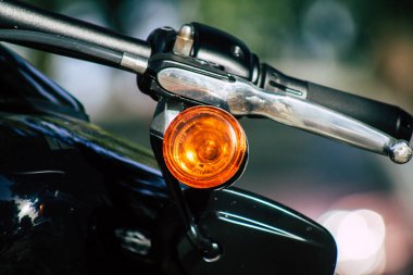 Kıbrıs Rum Kesimi 10 Haziran 2020 'de Kıbrıs Rum Kesimi' nin Limasol adasında park halindeki Harley Davidson motorsikletinin mekanik parçasının kapatılması