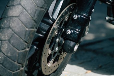 Kıbrıs Rum Kesimi 10 Haziran 2020 'de Kıbrıs Rum Kesimi' nin Limasol adasında park halindeki Harley Davidson motorsikletinin mekanik parçasının kapatılması