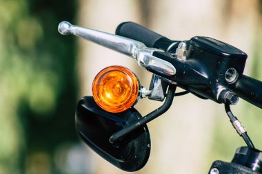 Kıbrıs Rum Kesimi 10 Haziran 2020 'de Kıbrıs Rum Kesimi' nin Limasol adasında park halindeki Harley Davidson motorsikletinin mekanik parçasının kapatılması