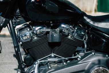 Kıbrıs Rum Kesimi 10 Haziran 2020 'de Kıbrıs Rum Kesimi' nin Limasol adasında park halindeki Harley Davidson motorsikletinin mekanik parçasının kapatılması