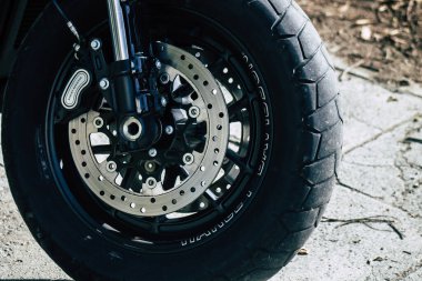 Kıbrıs Rum Kesimi 10 Haziran 2020 'de Kıbrıs Rum Kesimi' nin Limasol adasında park halindeki Harley Davidson motorsikletinin mekanik parçasının kapatılması