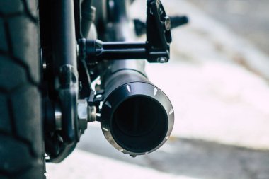 Kıbrıs Rum Kesimi 10 Haziran 2020 'de Kıbrıs Rum Kesimi' nin Limasol adasında park halindeki Harley Davidson motorsikletinin mekanik parçasının kapatılması