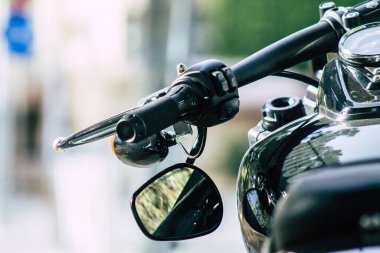 Kıbrıs Rum Kesimi 10 Haziran 2020 'de Kıbrıs Rum Kesimi' nin Limasol adasında park halindeki Harley Davidson motorsikletinin mekanik parçasının kapatılması