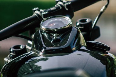 Kıbrıs Rum Kesimi 10 Haziran 2020 'de Kıbrıs Rum Kesimi' nin Limasol adasında park halindeki Harley Davidson motorsikletinin mekanik parçasının kapatılması