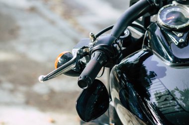 Kıbrıs Rum Kesimi 10 Haziran 2020 'de Kıbrıs Rum Kesimi' nin Limasol adasında park halindeki Harley Davidson motorsikletinin mekanik parçasının kapatılması