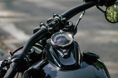 Kıbrıs Rum Kesimi 10 Haziran 2020 'de Kıbrıs Rum Kesimi' nin Limasol adasında park halindeki Harley Davidson motorsikletinin mekanik parçasının kapatılması