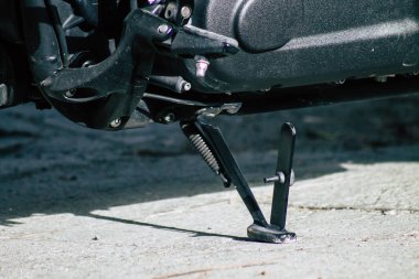 Kıbrıs Rum Kesimi 10 Haziran 2020 'de Kıbrıs Rum Kesimi' nin Limasol adasında park halindeki Harley Davidson motorsikletinin mekanik parçasının kapatılması