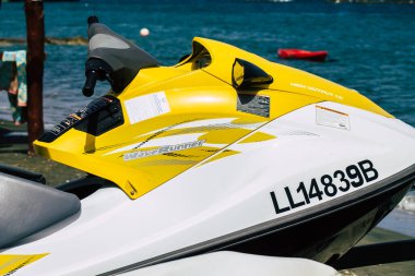 Kıbrıs Rum Kesimi 10 Haziran 2020 'de Kıbrıs Rum Kesimi' nde Limasol Sahili 'nde bir su sporları plajına park edilmiş, eğlence amaçlı kullanılan bir tür kişisel su aracı olan jet ski' nin kapatılması.