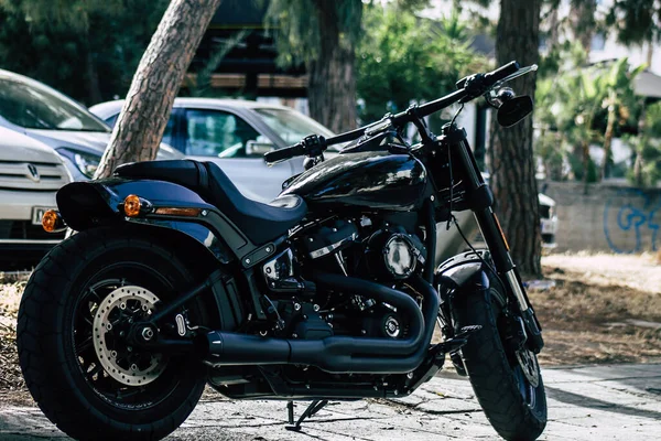 塞浦路斯利马索尔2020年6月10日停在塞浦路斯利马索尔大街上的一辆Harley Davidson摩托车的机械部分被挡住 — 图库照片