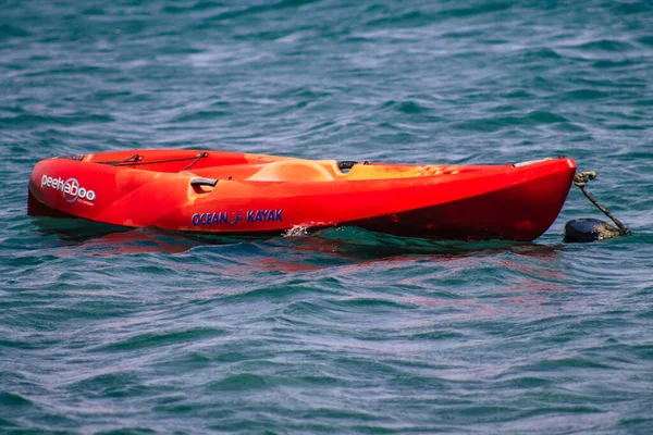 利马索尔塞浦路斯2020年6月10日塞岛利马索尔海滩上的一个水上运动场所 停放了一种主要用于娱乐的游艇 海上皮划艇 — 图库照片