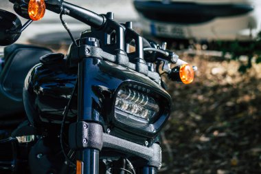 Kıbrıs Rum Kesimi 10 Haziran 2020 'de Kıbrıs Rum Kesimi' nin Limasol adasında park halindeki Harley Davidson motorsikletinin mekanik parçasının kapatılması
