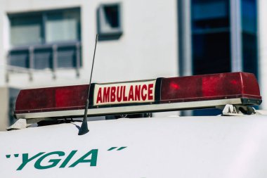 Kıbrıs Rum Kesimi 11 Haziran 2020 'de Kıbrıs Rum Kesimi' nin Limasol adasındaki caddelerde yürüyen geleneksel Kıbrıs ambulansı görülüyor