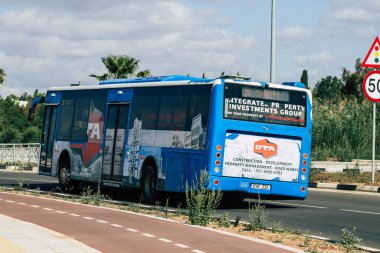 Limasol Kıbrıs Rum Kesimi 11 Haziran 2020 Kıbrıs Rum Kesimi 'nin Kıbrıs Rum Kesimi' nin Limasol adasının sokaklarında gezen geleneksel bir kamu otobüsünün görüntüsü