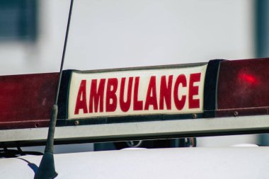 Kıbrıs Rum Kesimi 11 Haziran 2020 'de Kıbrıs Rum Kesimi' nin Limasol adasındaki caddelerde yürüyen geleneksel Kıbrıs ambulansı görülüyor